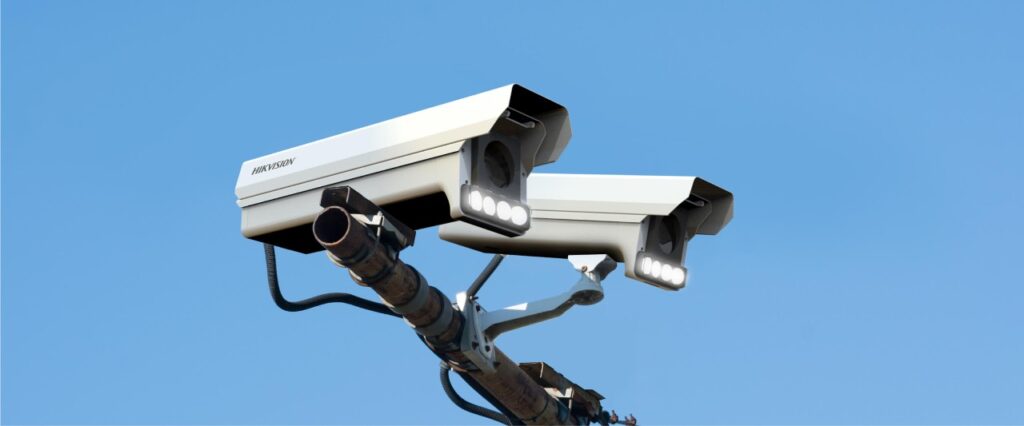 نمایی از دوربین ثبت تخلف برند Hikvision در محیط شهری