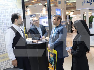 بازدیدکنندگان درحال بازدید غرفه مهاکو