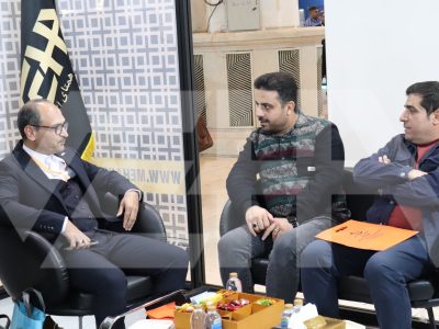 بازدیدکنندگان درحال گفت‌وگو با مدیر مالی هلدینگ