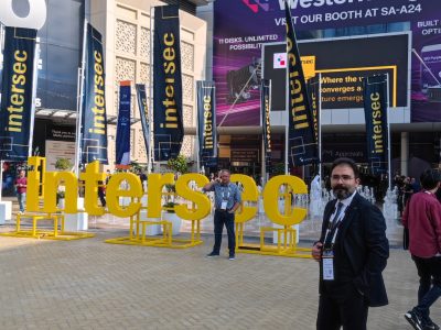تصویر مدیرعامل هلدینگ با نماد نمایشگاه Intersec 2025