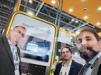 تصویری از مدیرعامل شرکت مهاکو به همراه دو تن از بازدیدکنندگان