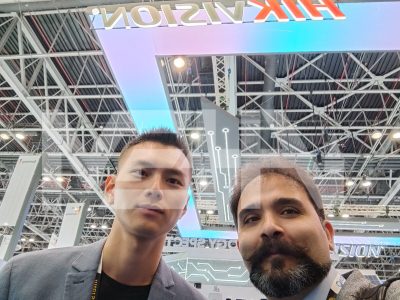 تصویری از مدیرعامل شرکت مهاکو به همراه نماینده غرفه Hikvision