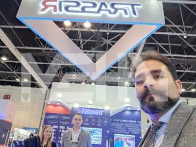 تصویری از مدیرعامل شرکت مهاکو در کنار غرفه داران برند Trassir