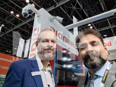 تصویری از مدیرعامل هلدینگ مهاکو همراه یکی از افراد حاضر در نمایشگاه