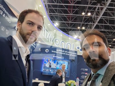 تصویری از مهندس امیرحسین شکری پور به همراه یکی از نمایندگان نمایشگاه