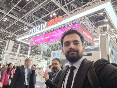 تصویری از مهندسین در ورودی غرفه hikvision