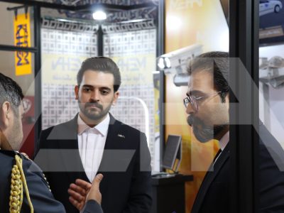 دو تن از مدیران مهاکو در حال گفتگو با بازدید کننده