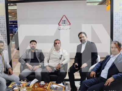 عکس دست جمعی از بازدیدکنندگان و مدیران مهاکو