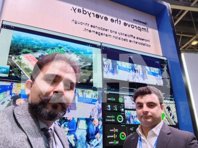 مدیرعامل شرکت مهاکو در کنار یکی از نمایندگان نمایشگاه