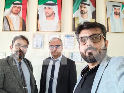 مدیرعامل شرکت مهاکو و مدیر مالی شرکت مهاکو در کنار یکی از نمایندگان نمایشگاه دبی