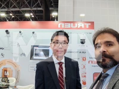 مدیرعامل هلدینگ مهاکو به همراه یک فرد با ملیت خارجی در نماشگاه