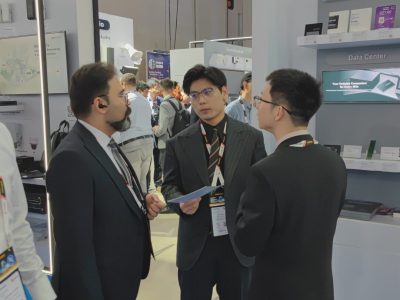 مدیرعامل هلدینگ مهاکو درحال صحبت با دو تن از نمایندگان یک برند معتبر در نمایشگاه