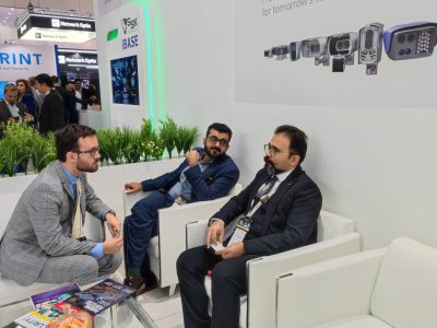 مدیرعامل هلدینگ مهاکو درحال صحبت با چند بازدیدکننده