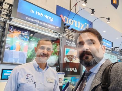 مهندس شکری پور در کنار یکی از کارکنان نمایشگاه intersec 2024