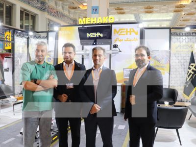 مهندس شکری پور و مهندس طالبی در کنار دو بازدید کننده