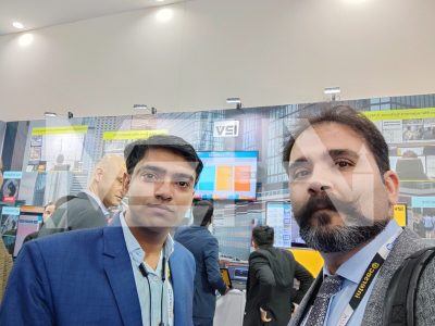 نمایی از مهندس شکری پور در کنار یک بازدیدکننده