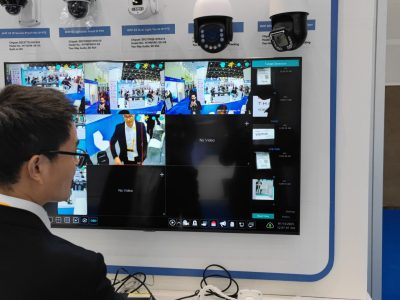 نمونه ای از سامانه مانیتورینگ در غرفه ای در نمایشگاه intersec 2025
