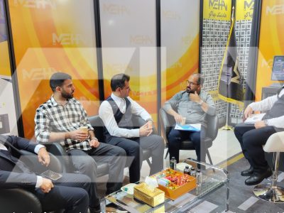 بازدیدکنندگان در غرفه مهاکو