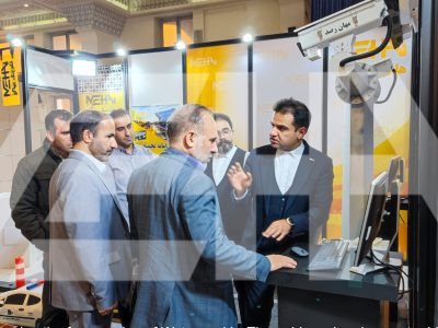 یکی از مدیران هلدینگ درحال تشریح خدمات مهاکو برای بازدیدکنندگان